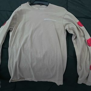 Very cute worn 1 time long sleeve got it from Tillys fits great and comfortable